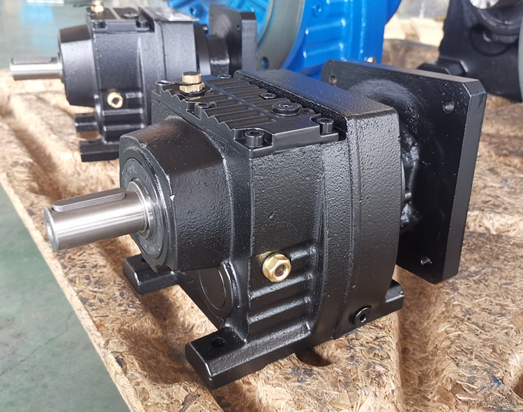 R37系列減速機的實物照片，輸入配伺服電機