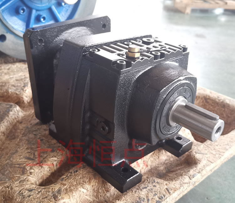 R37系列減速機的實物照片，輸入配伺服電機