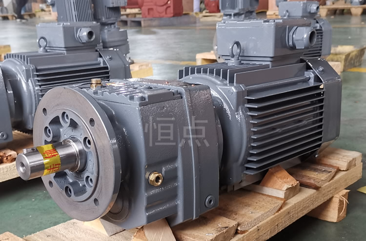 RF47系列減速機配直聯電機，立式安裝 輸出法蘭+軸 實物圖