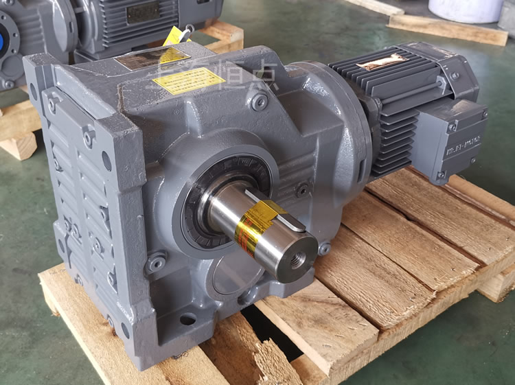 K77減速機 M1水平安裝 接線盒C1 配方形電機 左側單軸A輸出 實物圖